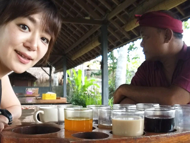 コーヒーを飲みながらおしゃべりをするプトゥと私。こっち見て……