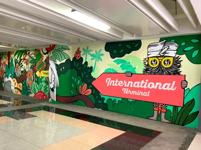 国内線なのに国際線ターミナルに回される。空港あるある。それにしても案内がポップすぎ