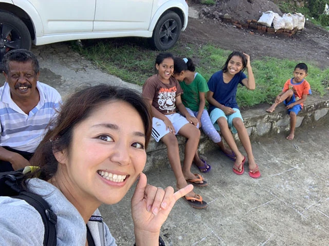 モニの子供たち。カメラを向けると顔を隠したり、シャイなのがかわいい