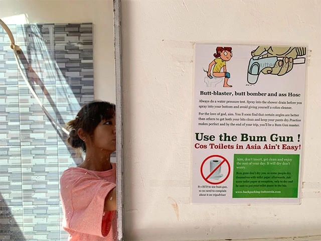 宿のトイレ。イスラム圏でよく見かけるシャワートイレの使い方が書いてある