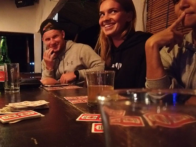 どんなカードを持っているか顔色を伺うルイーザ。右は考え込む私