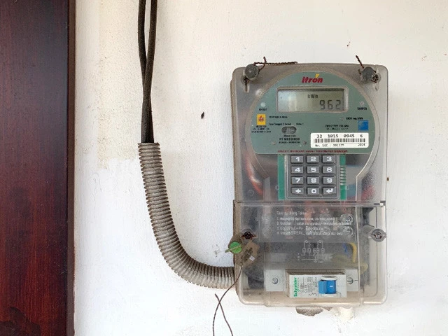 玄関の外にある電気のメーター。減ってきたら追加をチャージしていくスタイル