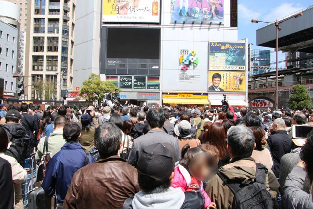 大型ビジョンで改元発表が放送されると思い、カメラを向ける人々。ちなみにアナウンスがあったわけではなく、皆「なんとなく放送されると思った」そう