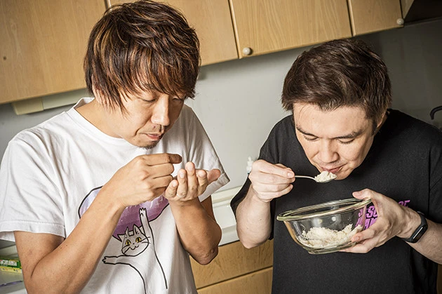 (2)味見! コンソメやミルクの種類によっても味が左右される上、味の好みも人それぞれ。味見をしながら5種類の調味料を少しずつ足し、自分好みの味に調えていく