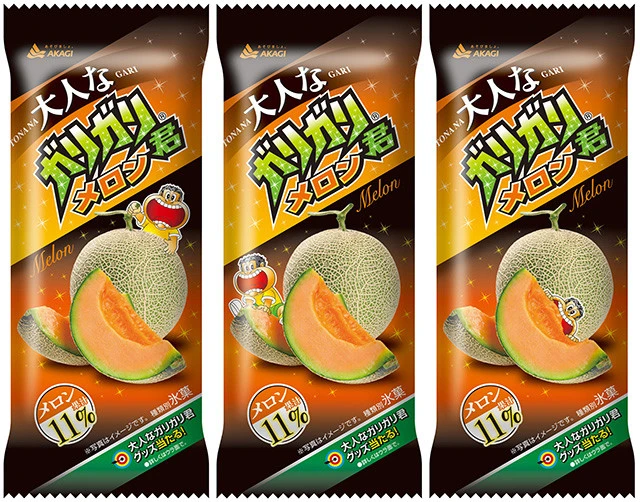 「大人なガリガリ君 メロン」(赤城乳業・100円/税抜)は、ガリガリ食感のジューシーなメロン味のかき氷を入れたメロン味のアイスキャンディー。メロン果汁11%使用