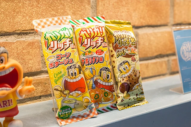 ガリガリ君リッチシリーズ。他にチョコミント、黒みつきなこもち、温泉まんじゅう味、メロンパン味、クレアおばさんのシチュー味などユニークな味が過去に発売された