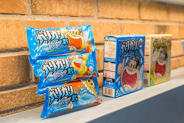 「ガリガリ君 ソーダ」(赤城乳業・70円)。こちらは現在のパッケージのもの。永遠のロングセラーアイスだ