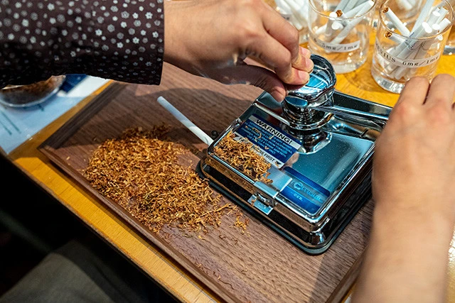 専用の紙巻き機に葉を入れて、紙に詰めると普段目にする紙巻きたばこが完成