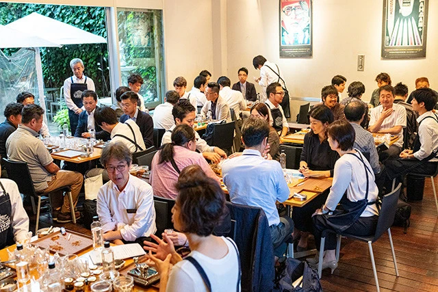 初めてのオリジナルたばこ作りを楽しむ参加者たち