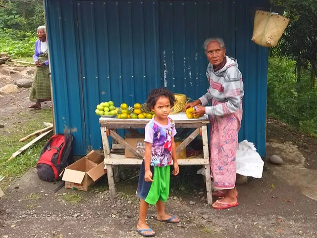 バスの途中で寄った青い小屋。ナイス睨みのオレンジ屋さんでした