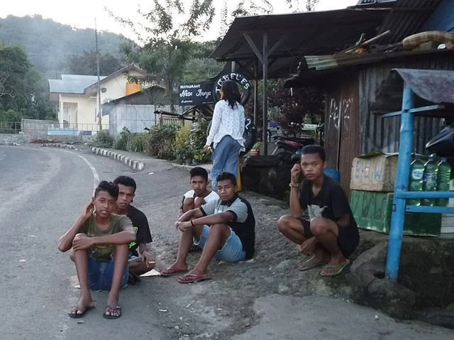 暇そうにしているモニの少年たち。ジっとこっちを見ている