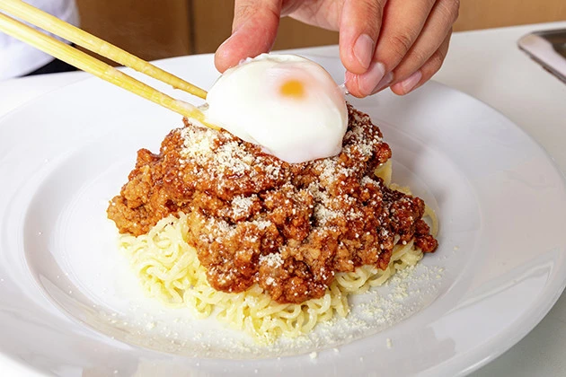 (4)トッピング! ハンバーグをかけたらそのまま食べてもいいが、粉チーズや温泉卵などをトッピングするのがオススメ。味がさらに濃厚になり、パスタ気分がいっそう深まるはずだ