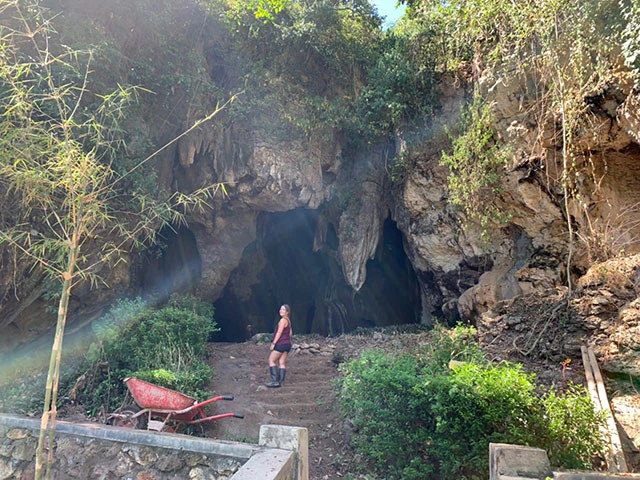 長靴を履いてカビ臭いコウモリの洞窟へ挑むサネ（私は洞窟の外から覗いただけ）