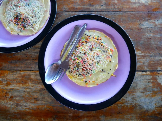インドネシアの朝食はやっぱりパンケーキ！　珍しくバナナではなくトッピングスプレーだった