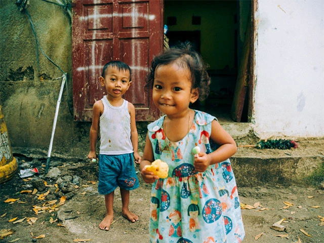 一歩路地裏に入るとローカル感満載。子供たちは人懐っこくてかわいい（撮影：中村ステフェン）