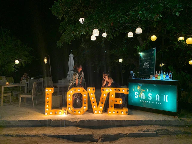 夜もフォトジェニックなギリ・トラワンガン。ＬＯＶＥとは……？