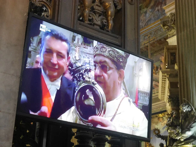 血が入っている丸いガラス瓶