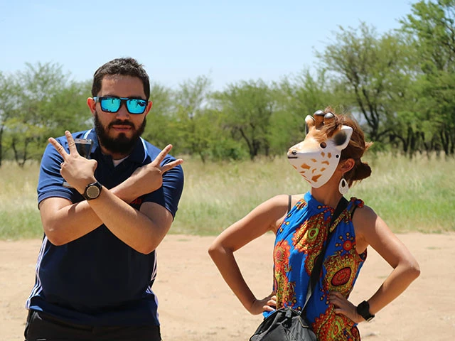 ゴンジーとタンザニアのサファリにて。右はキリンのお面でやる気満々な私