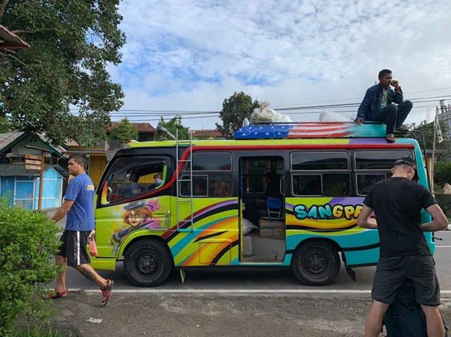 バスに乗ってモニまで７時間くらい