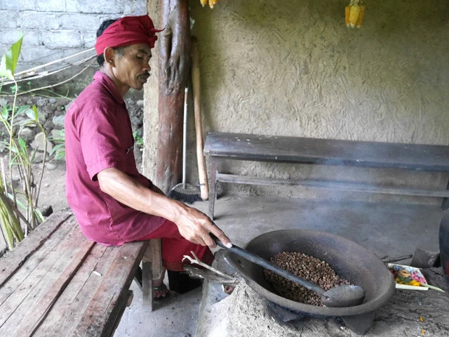 コピ・ルアックの豆を焙煎している様子