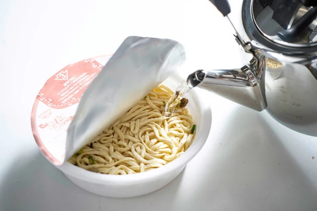 （１）注ぐ！　「どん兵衛　担担焼うどん」に熱湯を注ぎ、湯切りをしてソースを混ぜ、通常どおり完成させる。もちろんこのまま食べてもウマいが、ここからさらに超シビ辛アップデート！
