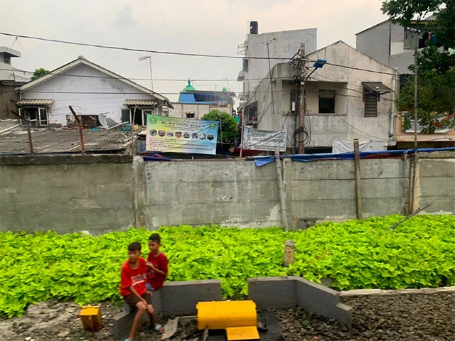線路沿いには遊んでいる子供や生活する人々の姿があった