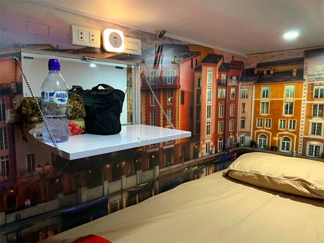 小さなテーブルと鏡はありがたい! 電源とUSB、換気扇も付いている