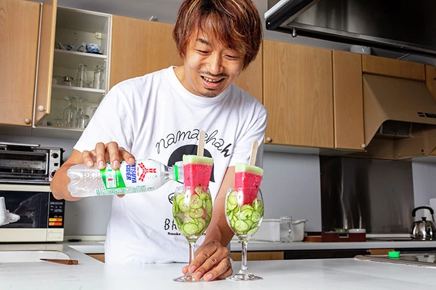 (3)入れる! グラスにスイカバーを1本入れ、冷やした三ツ矢サイダーを注いで完成。もちろんほかのサイダーを使ってもOK。缶チューハイやサワーを注いでカクテル風にするのもアリだ