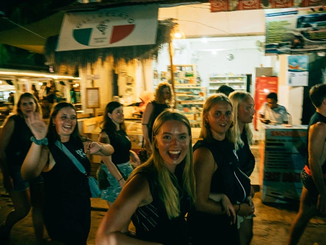 パブクロウルの行列。みんなほろ酔いでご機嫌！（撮影：中村ステフェン）