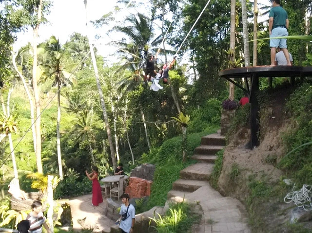 ライステラスでインスタ映え写真を撮る人たち。ドレス着用の美女たちの姿も