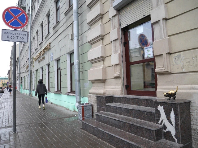 猫の銅像やイラストの描かれた猫カフェ外観