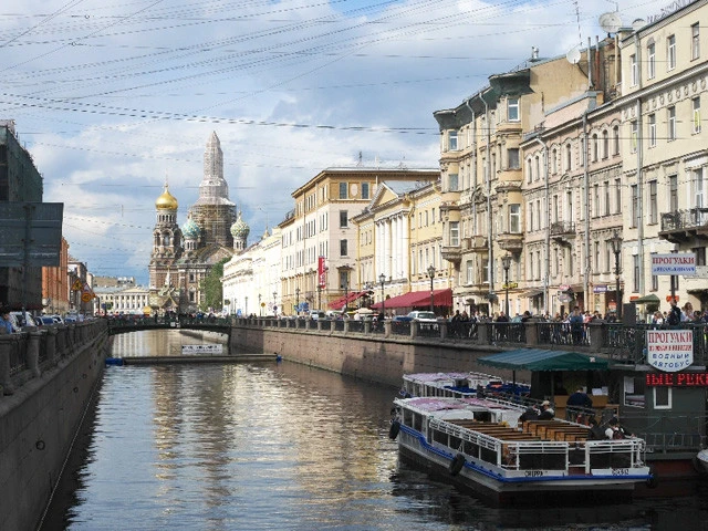 運河の流れる街中。奥に見えるのは「血の上の救世主教会」