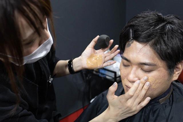 ファンデーションをコンシーラーになじませるようにのせる。ナチュラルに見せるために暗めをチョイスすることが多い