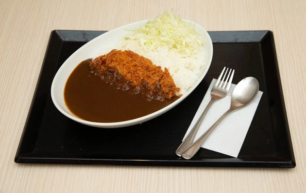 「かつや」人気ベスト３　カツカレー（梅）６５０円　第３位はカツカレー。温泉たまごを追加する人が意外と多いという。ちなみに冬場は「とん汁定食」が３位になることもあるとか