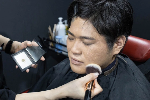 顎に影を入れて、小顔効果をねらう