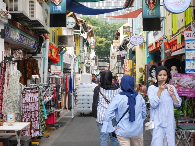 まるで原宿。撮影をする若者で賑わっていた