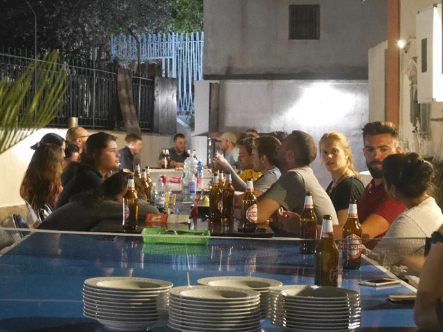 夜はひたすら飲んでしゃべる宿泊客