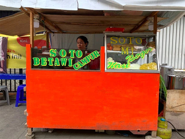 ソト・ブタウィ屋台。ブタウィとは植民地時代のジャカルタ労働者層のことを指すんだとか