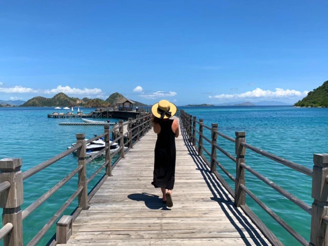 リゾートホテルで気取る旅人。のつもりなんだけど麦わら帽子の農家感がどうしても否めない