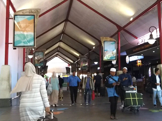 バリはバリヒンドゥーだけど、空港にくるとインドネシアにイスラム教徒が多いことに気付かされる