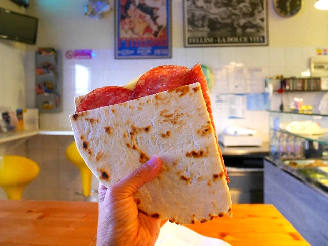 ロマーナ地方の伝統料理ピアディーナ。２つで５ユーロ