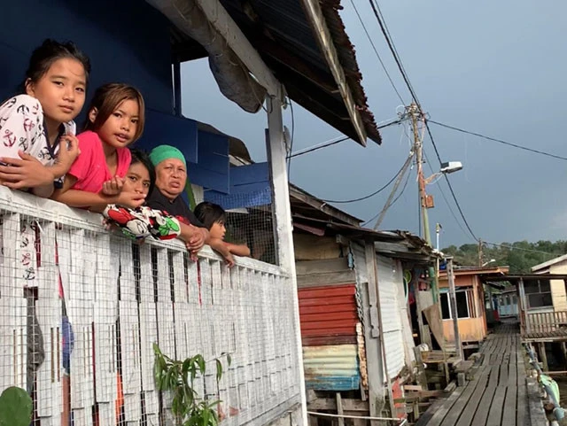 アイスキャンディー屋。暇そうに外を見ている