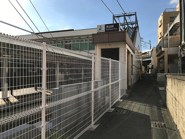 駅を出たら、細い道しかない西谷駅北口。駅前広場や商業施設を建設できる土地は見当たらない
