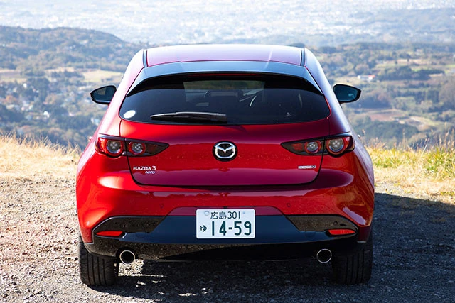 極太のマフラーカッターはスカイアクティブＸ専用装備。男が反り返るリアだ