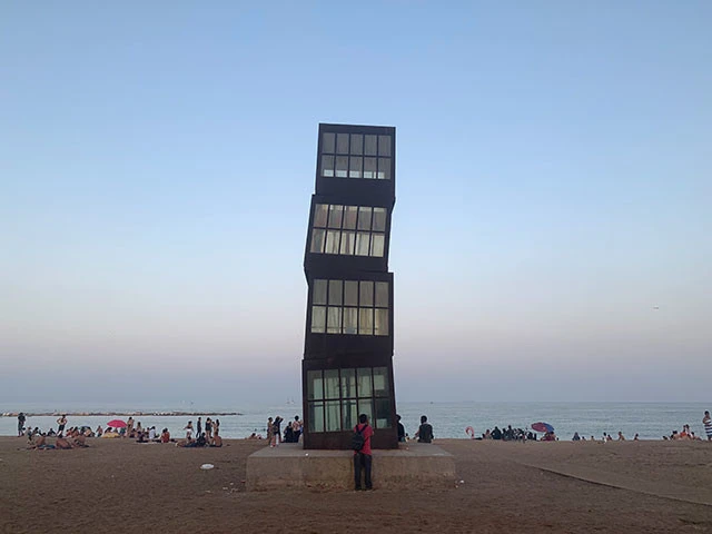 ビーチに鎮座する、レベッカ・ホーン作『傷ついた星』