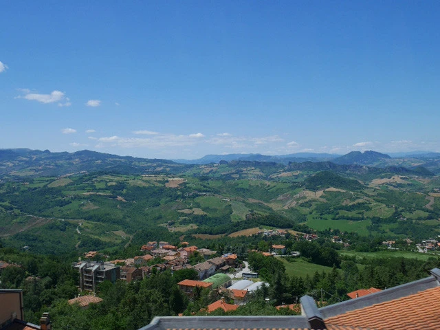 サンマリノ行きバスの車窓。ティターノ山を登って行く