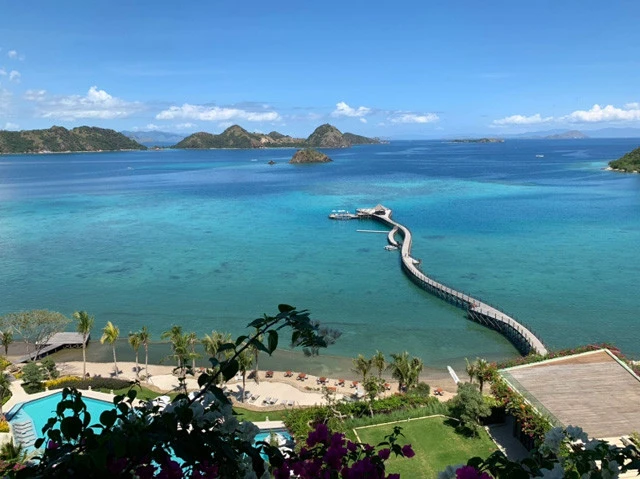 アヤナコモドリゾートのロビーからの絶景