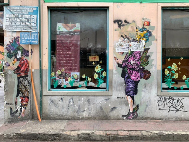 路地裏にはバンクシー意識の絵にさらに味付けした感じのアート。ピカチュウいる！