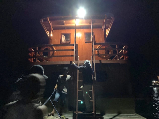 おお！　なかなか大きな船だ。乗り込め～！