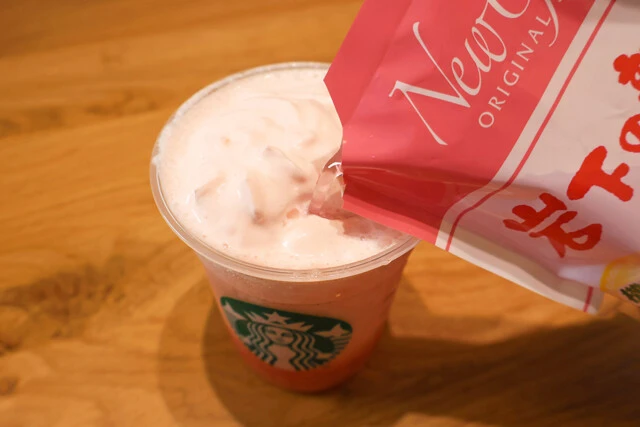 (1)注ぐ! 岩下の新生姜を開封し、漬け汁をピーチ フラペチーノに注ぐ。量はお好みで調整していいが、割と多めに入れてもウマい。あふれそうな場合は先にフラペチーノを少し飲んでおこう